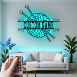 Cartel personalizado con nombre para tejedora | Arte mural LED de metal para salas de manualidades | Decoración personalizada de lana y agujas