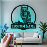 Cartel LED de metal con búho cornudo | Decoración mural de fauna personalizada | Placa con nombre personalizada para cabaña, oficina o bar en casa