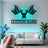 Personalisierte Tattoo Studio Schild | LED Metall Wandkunst | Gekreuzte Tattoo Maschinen | Personalisierbares Künstler Geschenk | Lasergeschnittene Metall Dekor