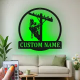 Plaque métallique personnalisée pour lineman avec LED | Cadeau personnalisé pour électricien | Décoration murale pour technicien des réseaux | Déco rustique en acier