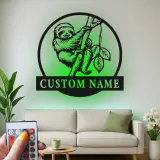 Insegna per nursery con bradipo e LED | Targa in metallo personalizzata con nome | Decorazione per stanza dei bambini a tema giungla | Arte da parete animale personalizzata