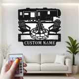 Insegna in metallo LED personalizzata con scena di campeggio RV, regalo per camper, decorazione per avventure all'aperto