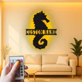 Insegna in metallo personalizzata con cavalluccio marino | Arte murale retroilluminata LED | Decorazione nautica personalizzata per casa al mare | Regalo per amanti dell'oceano