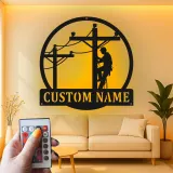 Arte Murale in Metallo Personalizzata per Lineman | Insegna Elettricista LED | Regalo con Nome Personalizzato per Lavoratore di Power Line | Decorazione per Garage e Laboratorio per Lui