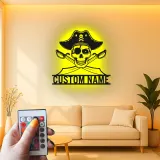 Insegna in metallo LED Teschio Pirata | Insegna da parete con nome personalizzato per Man Cave | Decorazione nautica personalizzata | Spade incrociate luminose