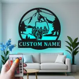 Insegna in Metallo con Seggiovia Personalizzata | Arte Murale Retroilluminata per Sciatori | Decorazione per Cabinette Montane e Regalo per Nome di Famiglia