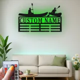 Portamedallas personalizado de kayak | Arte mural de metal personalizado con LED | Expositor de dorsales y medallas de kayakista | Regalo para amantes del aire libre