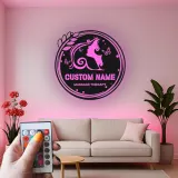 Insegna LED in metallo personalizzata | Arte murale con silhouette femminile | Logo aziendale retroilluminato per spa, centro massaggi, salone | Decorazione profilo donna farfalla