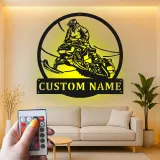 Insegna in metallo per pilota di motoslitta personalizzata | Arte murale LED | Regalo per sport invernali per garage e man cave