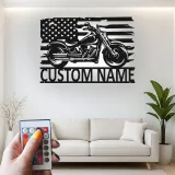Insegna in Metallo Personalizzata con Moto Cruiser | Arte Murale LED con Bandiera Americana | Regalo Personalizzato per Biker | Decorazione per Caverna degli Uomini