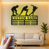 Individuelle LED Metall-Wandkunst für Eisschnelllauf | Personalisierte Silhouette eines Eiskunstläufers & Medaillenhalter | Geschenk für Sportler