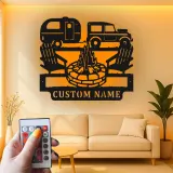 Personalisierte LED-Metall-Wandkunst mit Camping-Szene – Geschenk für Wohnmobilfahrer, Outdoor-Terrassendeko