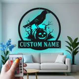 Insegna in metallo LED personalizzata con corvo e zucca per Halloween - regalo spettrale per amanti di Halloween, decorazione per case infestate