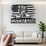 Insegna in Metallo LED con Stivali Militari e Medaglie | Arte da Parete Personalizzata | Regalo per Veterani | Decorazione Patriottica per la Casa