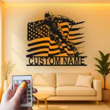Personalisierte Skifahrer mit amerikanischer Flagge LED-beleuchtetes Metallschild Geschenk für Ski-Enthusiasten Man Cave Dekor