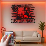 Panneau Métal Personnalisé Cochon & Drapeau | Art Mural de Ferme LED | Plaque de Nom Personnalisée pour Agriculteur | Décor Américain Rustique