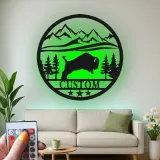 Cartel de metal LED personalizado de escena de montaña con búfalo, regalo para amantes de la naturaleza, decoración de cabaña rústica