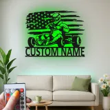 Arte mural LED de metal de piloto de karting | Letrero personalizado con nombre para carreras | Decoración con bandera americana para garaje, cueva del hombre o habitación de niño