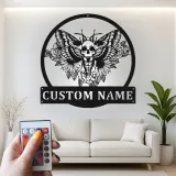 Insegna in metallo personalizzata con falena e teschio e luce LED - Regalo gotico personalizzato per decorare soggiorno unico
