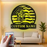 Décoration murale LED en métal pour pêche sur glace | Plaque personnalisée drapeau américain | Cadeau prénom personnalisé pour chalet ou maison au bord du lac