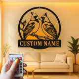 Insegna in metallo personalizzata con coppia di cardinali e luce LED - Regalo per amanti degli uccelli - Decorazione per soggiorno e natura 1