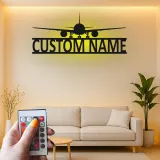 Décoration murale en métal personnalisée avec lumière LED d'avion - Cadeau d'aviation pour pilotes, décoration de hangar ou de bureau