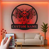 Insegna in metallo personalizzata con falena e teschio e luce LED - Regalo gotico personalizzato per decorare soggiorno unico