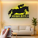 Art mural en métal LED de saut d'obstacles | Panneau équestre personnalisé | Cadeau de nom personnalisé pour amoureux des chevaux et cavaliers