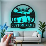 Cartel de metal personalizado Escena de Lago con Libélulas y Luz LED Regalo Personalizado para Amantes de la Naturaleza Decoración para Cabaña o Sala de Estar
