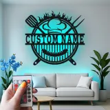 Insegna in metallo personalizzata con BBQ Grill e luce LED regalo personalizzato per maestro della griglia decorazione per cucina all'aperto