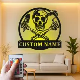 Individuelles Skull Painter Schild | Personalisiertes LED Metallschild für Studio | Gothic Wanddekoration für Künstler | Überkreuzte Pinsel- & Farbroller-Logo
