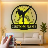 Panneau en métal personnalisé de karaté féminin | Décoration murale LED sur mesure pour arts martiaux | Décor de chambre de fille de karaté et cadeau ceinture noire