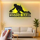 Personalisierte LED-Metall-Wandkunst mit Curling-Spieler – Sportgeschenk für Curling-Fans, Deko fürs Spielzimmer
