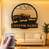 Insegna LED in metallo con pickup personalizzato | Arte murale con rimorchio gooseneck | Decorazione garage con nome per lui | Regalo per camionisti