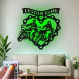 Insegna LED Personalizzata con Moto | Arte Murale in Metallo per Coppia Biker | Silhouette di Cruiser Illuminata | Regalo per Decorazione Garage