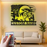 Arte in metallo personalizzata con alce | Insegna LED retroilluminata per decorazioni da cabin | Regalo rustico per cacciatori | Scena della foresta con bandiera USA