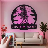 Décoration murale en métal personnalisée représentant un couple de cowboys à cheval avec rétroéclairage LED - Cadeau western - Décor rustique pour la maison