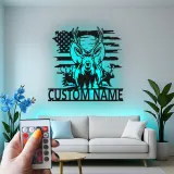Insegna in metallo LED personalizzata con cervo e bandiera americana - Regalo personalizzato per cacciatori, decorazione rustica per cabin