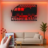 Plaque personnalisée camion de pompiers | Décoration murale LED en métal pour chambre d’enfant | Cadeau pompier personnalisé | Déco caserne