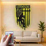 Cartel LED de liniero con bandera americana | Decoración mural de metal con nombre personalizado | Regalo patriótico para electricistas | Decoración para trabajador de servicios públicos