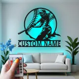 Cartel de metal personalizado de jugadora de softball | Arte mural LED para habitación de chicas | Decoración deportiva con nombre personalizado | Regalo para atleta femenina