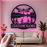 Cartel de metal personalizado Escena de Lago con Libélulas y Luz LED Regalo Personalizado para Amantes de la Naturaleza Decoración para Cabaña o Sala de Estar