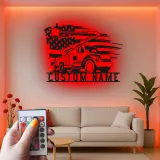 Insegna LED personalizzata per lineman | Arte murale in metallo con camion a cestello | Regalo personalizzato per lavoratori del settore elettrico | Decorazione patriottica con bandiera americana