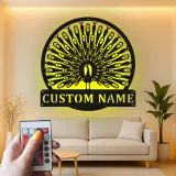 Arte Murale in Metallo LED con Pavone Personalizzato | Insegna con Nome per Soggiorno | Elegante Decorazione Art Deco per Uccelli e Regalo di Matrimonio