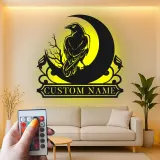 Gothic Raven Metallschild | Personalisierte Krähen LED-Wandkunst | Individuelle Hexen-Dekoration für Ihr Zuhause | Spooky Mond-Schild