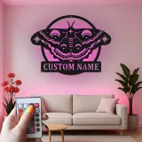 Luna Moth LED Metallschild | Personalisierte Wandkunst | Himmlisches Mond-Dekor für Salon, Studio & Boho-Interieur