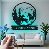 Insegna in metallo personalizzata con LED per cavallo | Arte murale per ranch personalizzata | Decorazione montana con cavalli in corsa per cabin e casa
