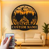 Personalisierte LED-Metall-Wandkunst mit Lagerfeuer und Waldmotiv – Geschenk für Outdoor-Liebhaber, Hüttendeko