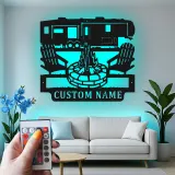 Insegna in metallo LED personalizzata con scena di campeggio RV, regalo per camper, decorazione per avventure all'aperto