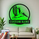Insegna in metallo personalizzata con pellicano | Decorazione murale LED | Arredo nautico per la casa al mare | Regalo per casa sulla costa